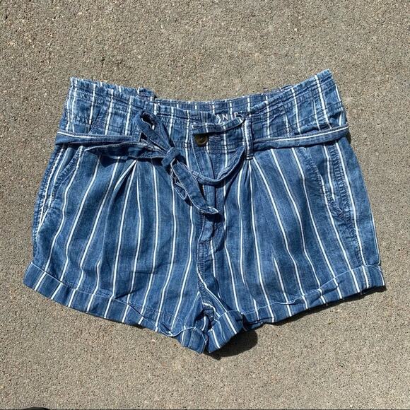 AEO Railroad Stripe Belted Mom Jean Shorts Size 4 - Picture 1 of 4